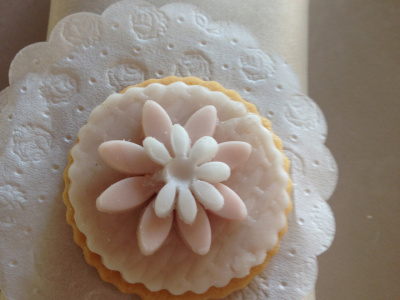 Segnaposto_biscotto_bianco con fiori2